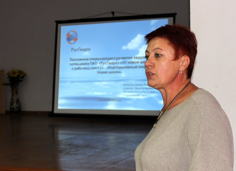 Куратор Ирина Игнатова рассказывает о преимущества обучения в Энергоклассах.JPG